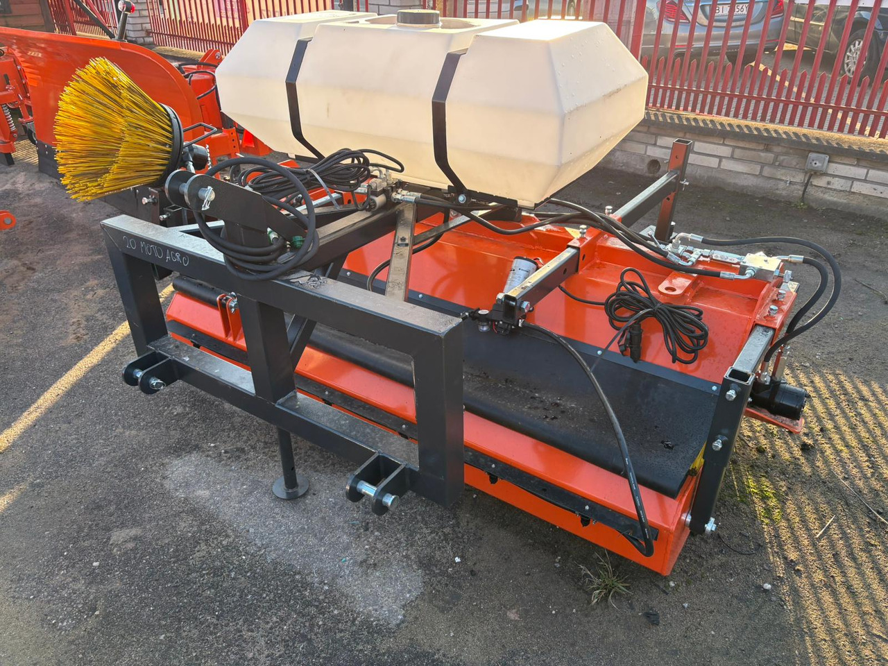 METAL-TECHNIK Kehrmaschine / Sweeper / Balayeuse / Spazzolatrice / Подметательно-уборочная машина / Zamiatarka 2 m - Metla za Sprednji nakladalnik za traktor: slika 5 METAL-TECHNIK Kehrmaschine / Sweeper / Balayeuse / Spazzolatrice / Подметательно-уборочная машина / Zamiatarka 2 m - Metla za Sprednji nakladalnik za traktor: slika 5