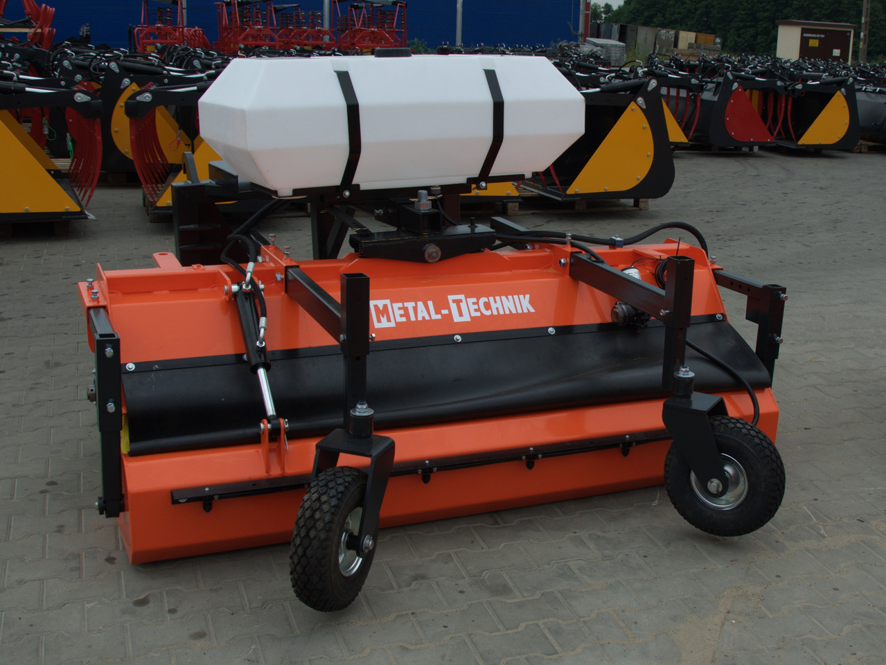 METAL-TECHNIK Kehrmaschine / Sweeper / Balayeuse / Spazzolatrice / Подметательно-уборочная машина / Zamiatarka 2 m - Metla za Sprednji nakladalnik za traktor: slika 1 METAL-TECHNIK Kehrmaschine / Sweeper / Balayeuse / Spazzolatrice / Подметательно-уборочная машина / Zamiatarka 2 m - Metla za Sprednji nakladalnik za traktor: slika 1