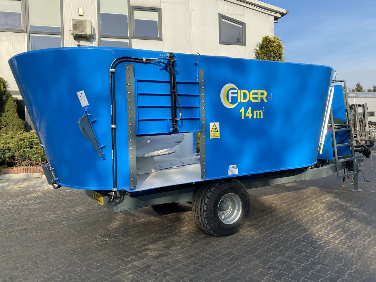ZAMET Futtermischwagen / Feed mixer / Melangeuse / Carro miscelatore / Vagoneta 2 sinfines / Кормораздатчик 2 шнека / Wóz paszowy 14 m3 - Mešalnik za krmo: slika 4 ZAMET Futtermischwagen / Feed mixer / Melangeuse / Carro miscelatore / Vagoneta 2 sinfines / Кормораздатчик 2 шнека / Wóz paszowy 14 m3 - Mešalnik za krmo: slika 4