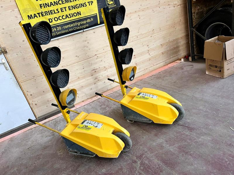 FEUX DE CHANTIER TRICOLORES TTS TEMPO AVEC TELECOMMANDE D'OCCASION - Gradbena oprema: slika 4 FEUX DE CHANTIER TRICOLORES TTS TEMPO AVEC TELECOMMANDE D'OCCASION - Gradbena oprema: slika 4