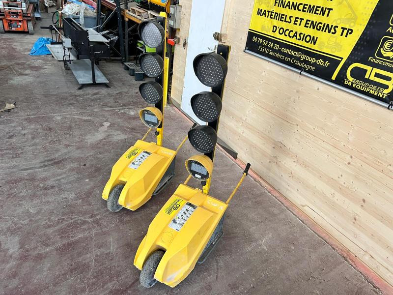 FEUX DE CHANTIER TRICOLORES TTS TEMPO AVEC TELECOMMANDE D'OCCASION - Gradbena oprema: slika 3 FEUX DE CHANTIER TRICOLORES TTS TEMPO AVEC TELECOMMANDE D'OCCASION - Gradbena oprema: slika 3