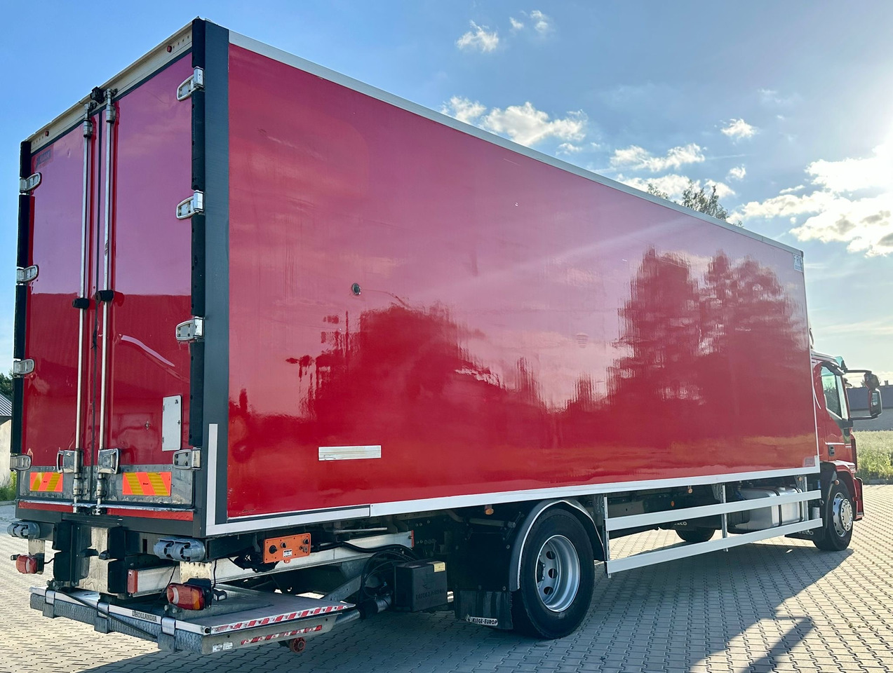 IVECO EUROCARGO 180-320 / CHŁODNIA / WINDA / 21 PALET / 8.5 M DŁUGOŚCI / CARRIER / SYPIALKA / EURO 6 - Tovornjak hladilnik: slika 4 IVECO EUROCARGO 180-320 / CHŁODNIA / WINDA / 21 PALET / 8.5 M DŁUGOŚCI / CARRIER / SYPIALKA / EURO 6 - Tovornjak hladilnik: slika 4