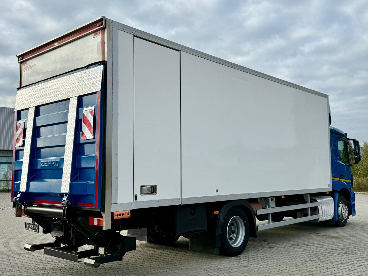 MERCEDES-BENZ ACTROS 1836 / CHŁODNIA / WINDA / 18 PALET / SILNIK 10677 cm3 / CARRIER / SYPIALKA / AUTOMAT / 2018 ROK - Tovornjak hladilnik: slika 3 MERCEDES-BENZ ACTROS 1836 / CHŁODNIA / WINDA / 18 PALET / SILNIK 10677 cm3 / CARRIER / SYPIALKA / AUTOMAT / 2018 ROK - Tovornjak hladilnik: slika 3