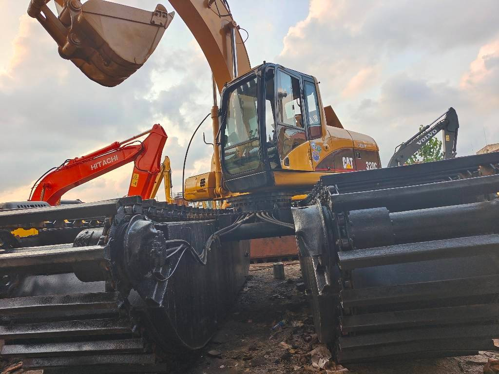 CAT 320 C - Amfibijski bager: slika 1 CAT 320 C - Amfibijski bager: slika 1