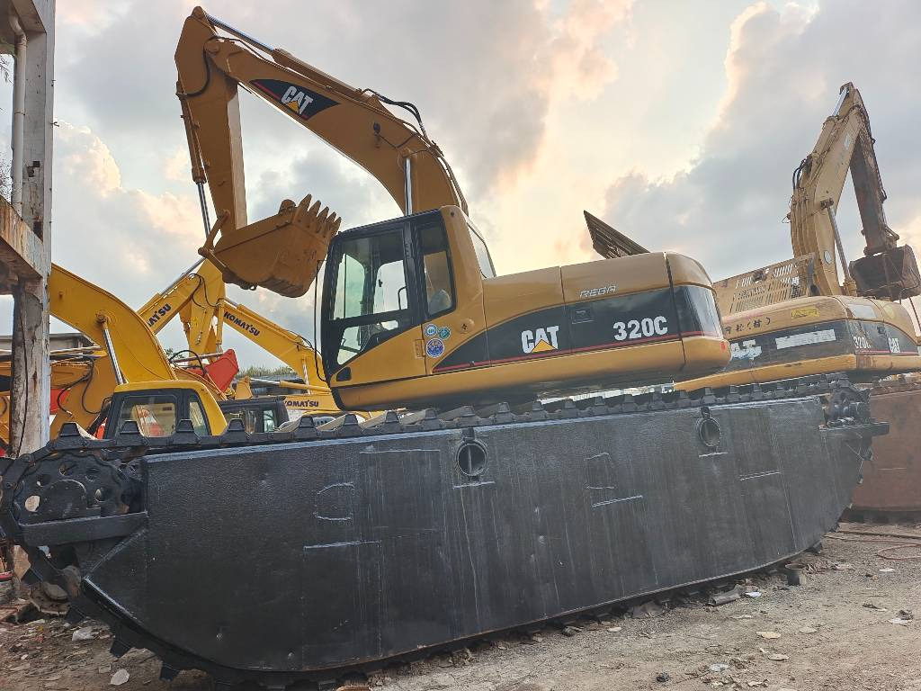 CAT 320 C - Amfibijski bager: slika 1 CAT 320 C - Amfibijski bager: slika 1