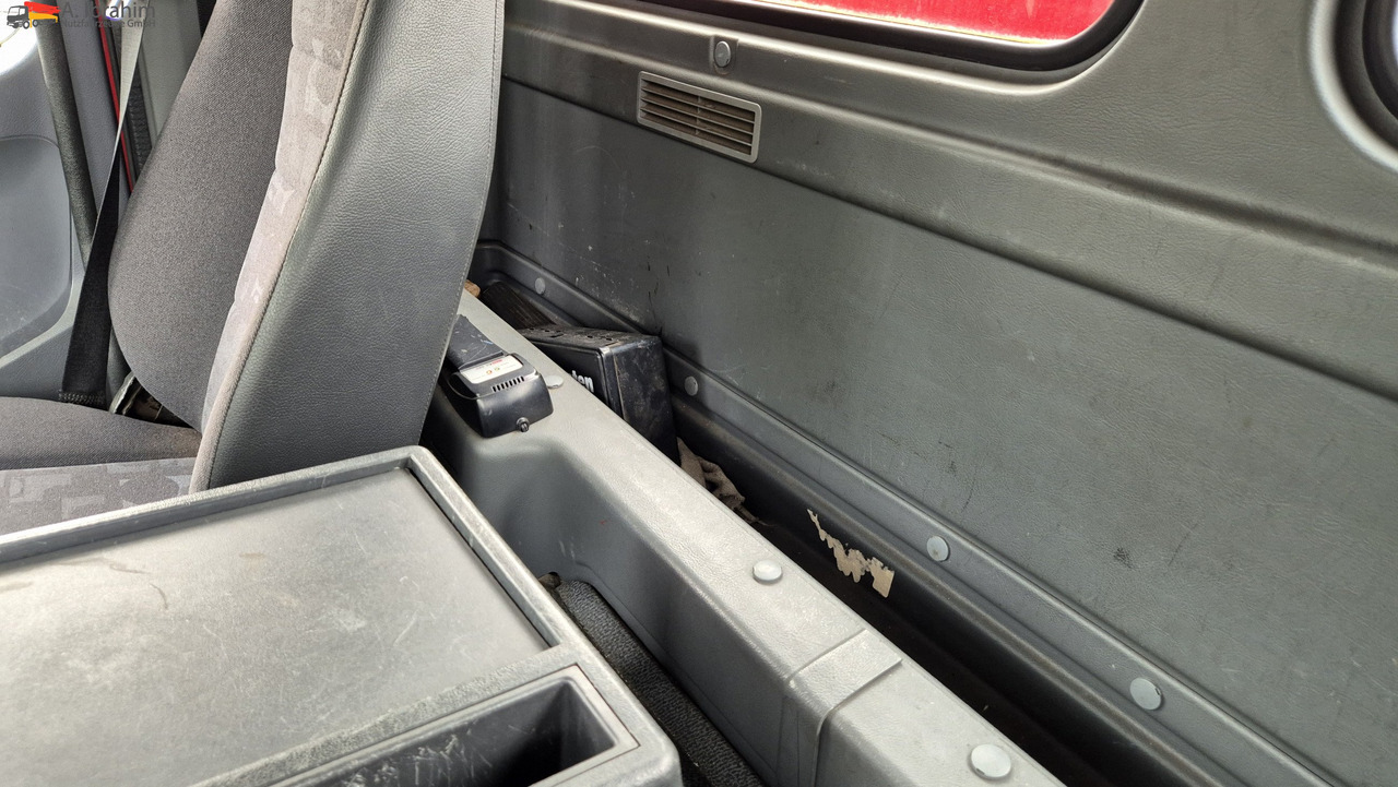 Mercedes-Benz 1833 HIAB Kran, Funk FB Scheckheft gepflegt bei Mercedes - Tovornjak s kesonom, Tovornjak z dvigalom: slika 4 Mercedes-Benz 1833 HIAB Kran, Funk FB Scheckheft gepflegt bei Mercedes - Tovornjak s kesonom, Tovornjak z dvigalom: slika 4