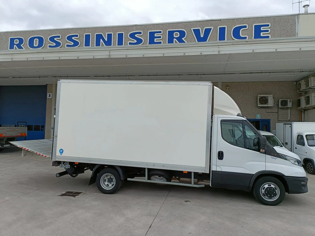 IVECO DAILY 35C16 3.0 - Dostavno vozilo z zabojnikom: slika 4 IVECO DAILY 35C16 3.0 - Dostavno vozilo z zabojnikom: slika 4