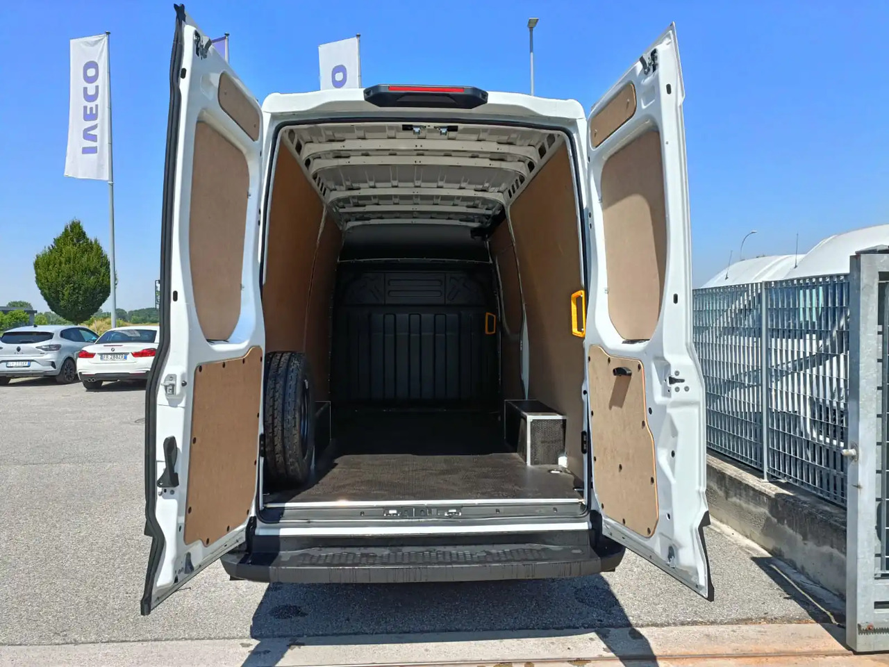 IVECO DAILY 35S14 L2H2 CNG METANO KM 0 lizing IVECO DAILY 35S14 L2H2 CNG METANO KM 0: slika 9