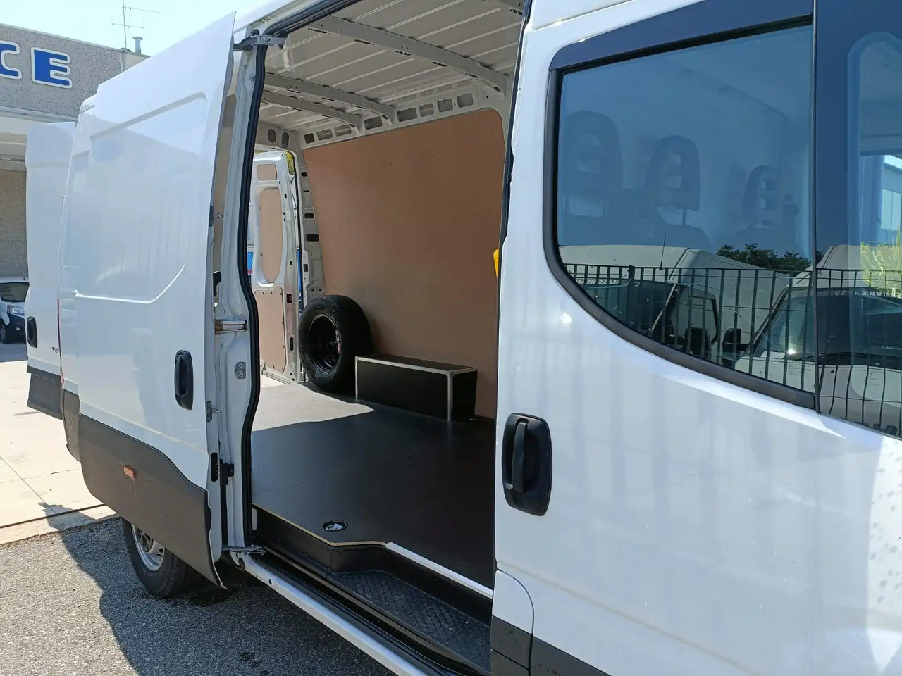 IVECO DAILY 35S14 L2H2 CNG METANO KM 0 lizing IVECO DAILY 35S14 L2H2 CNG METANO KM 0: slika 8