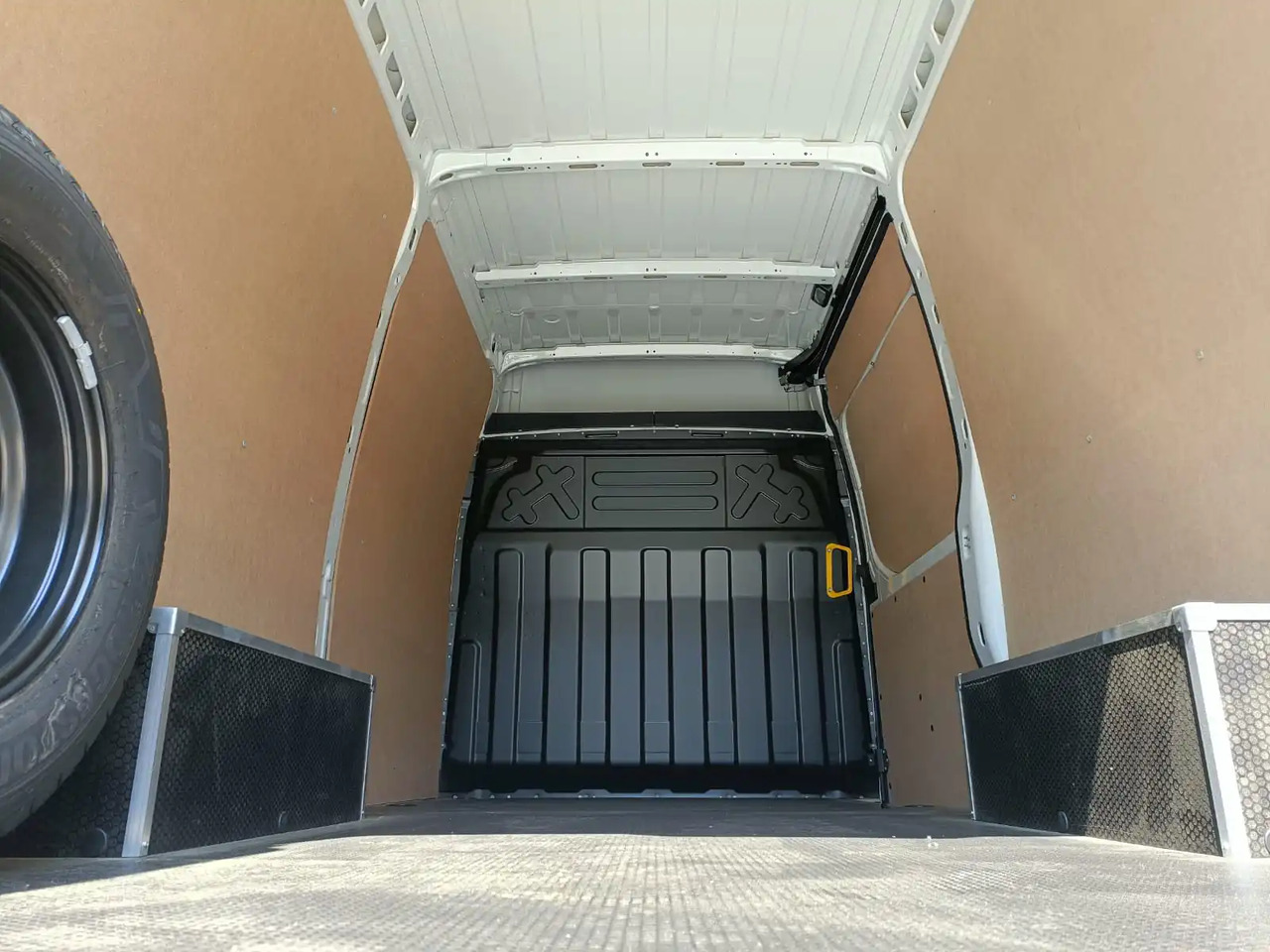 IVECO DAILY 35S14 L2H2 CNG METANO KM 0 lizing IVECO DAILY 35S14 L2H2 CNG METANO KM 0: slika 7