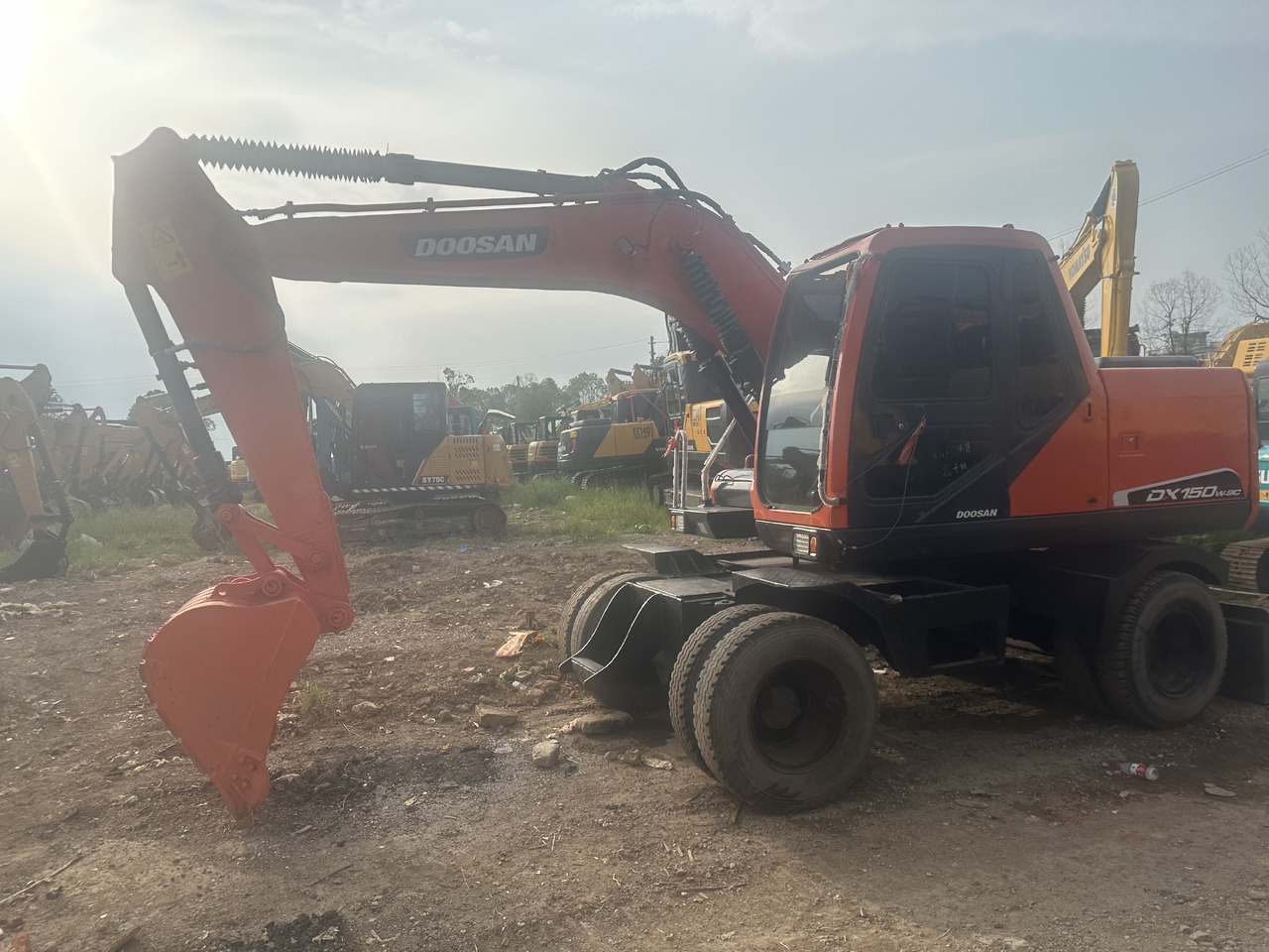 Doosan DX150W-9C - Bager na kolesih: slika 1 Doosan DX150W-9C - Bager na kolesih: slika 1