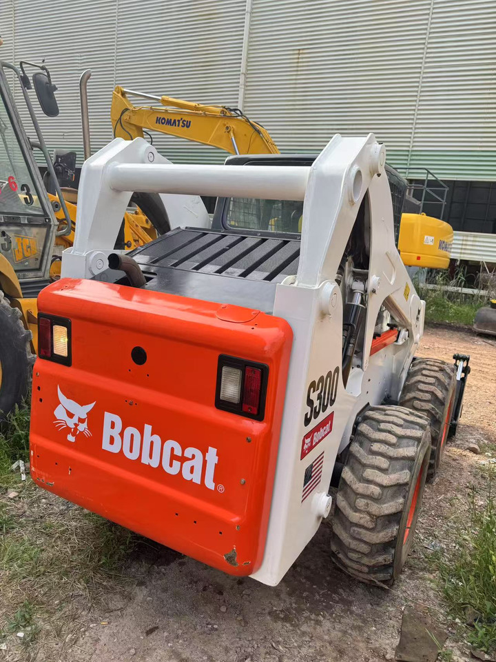 BOBCAT S300 - Mini nakladalec: slika 2 BOBCAT S300 - Mini nakladalec: slika 2