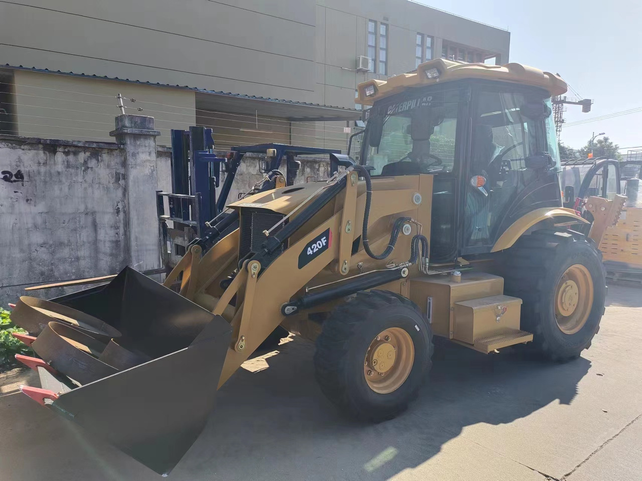 CATERPILLAR 420F - Bager nakladalec: slika 2 CATERPILLAR 420F - Bager nakladalec: slika 2