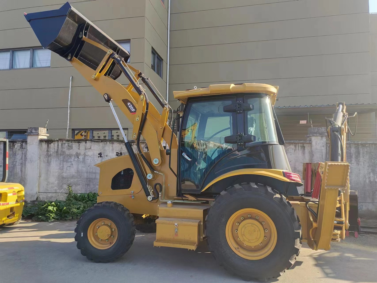 CATERPILLAR 420F - Bager nakladalec: slika 1 CATERPILLAR 420F - Bager nakladalec: slika 1