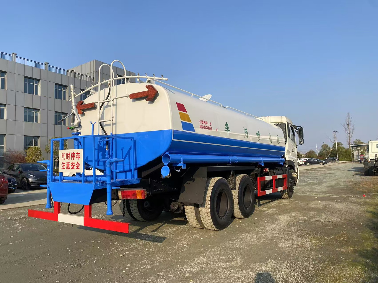 DONGFENG 20000L water truck Sprinkler - Tovornjak cisterna: slika 2 DONGFENG 20000L water truck Sprinkler - Tovornjak cisterna: slika 2