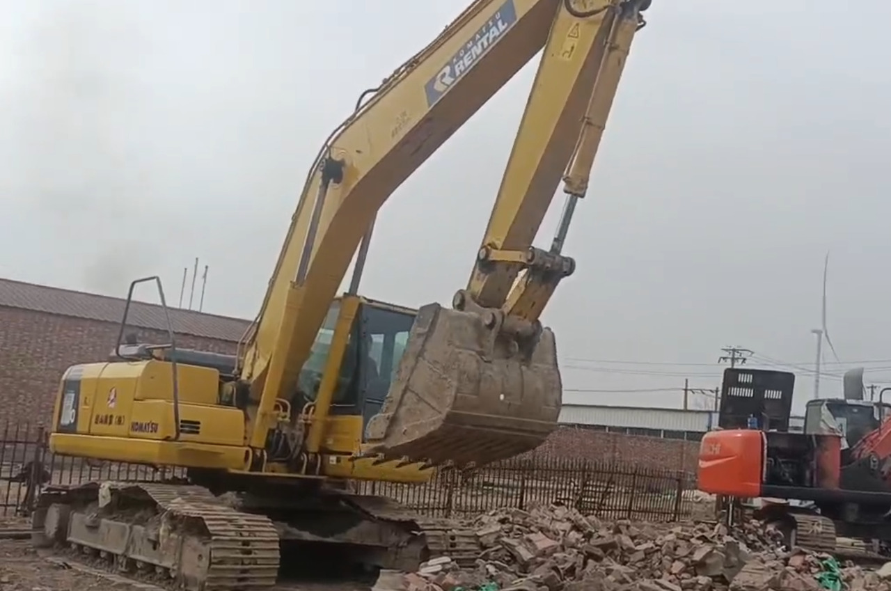Bager goseničar KOMATSU PC200-8N1: slika 1