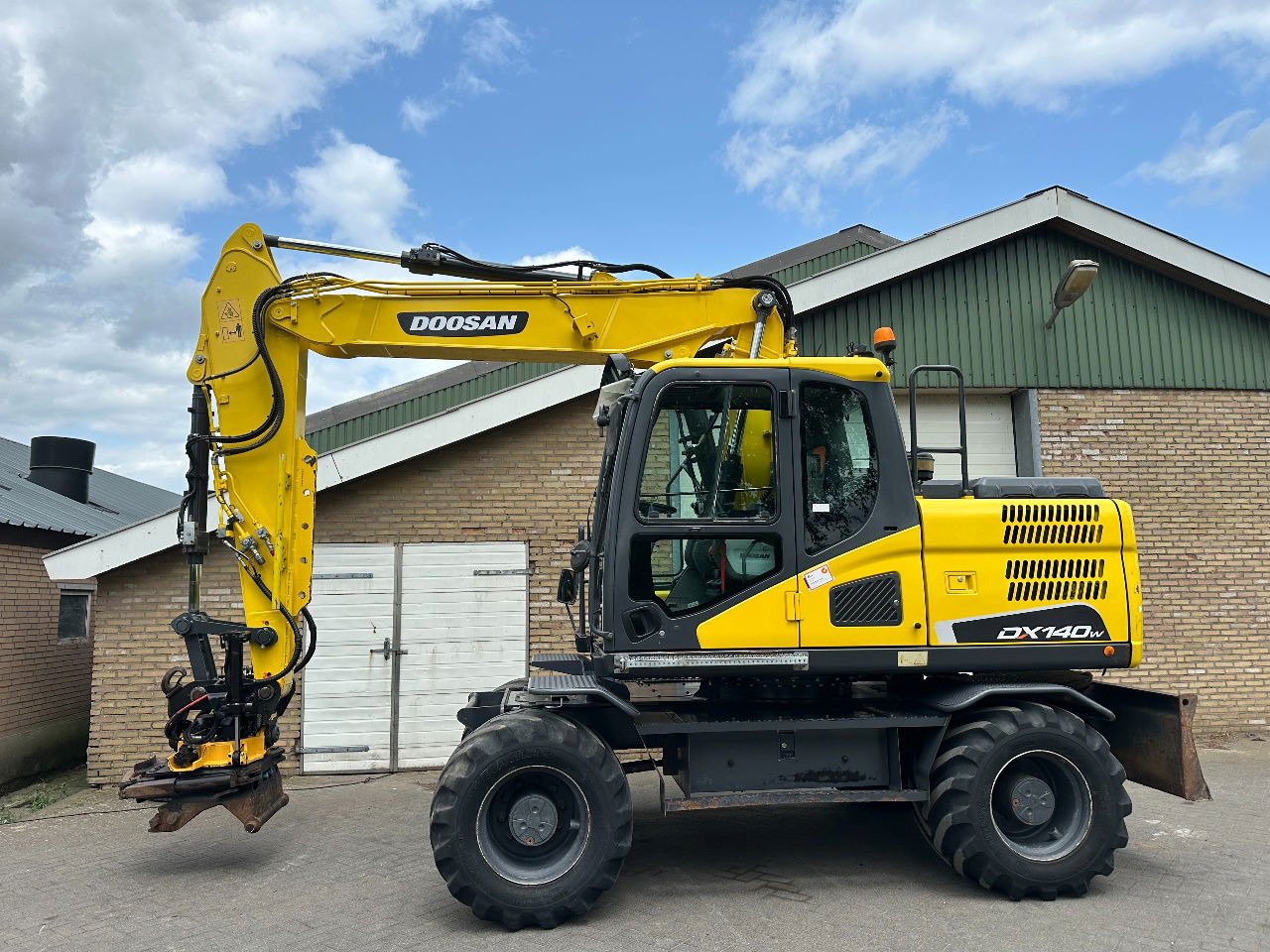 Doosan DX140W-5 - Bager na kolesih: slika 1 Doosan DX140W-5 - Bager na kolesih: slika 1