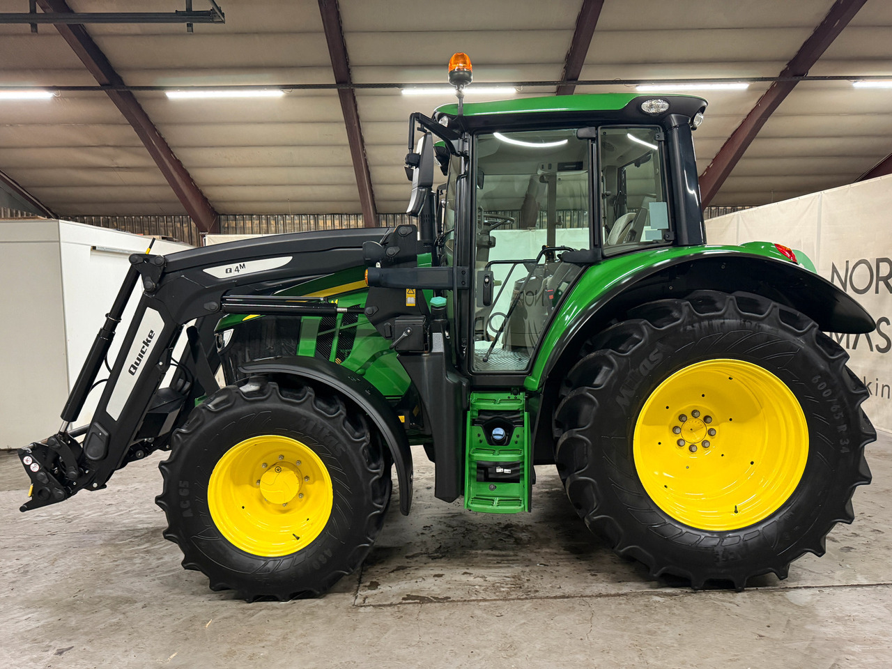 John Deere 6100M - Traktor: slika 2 John Deere 6100M - Traktor: slika 2