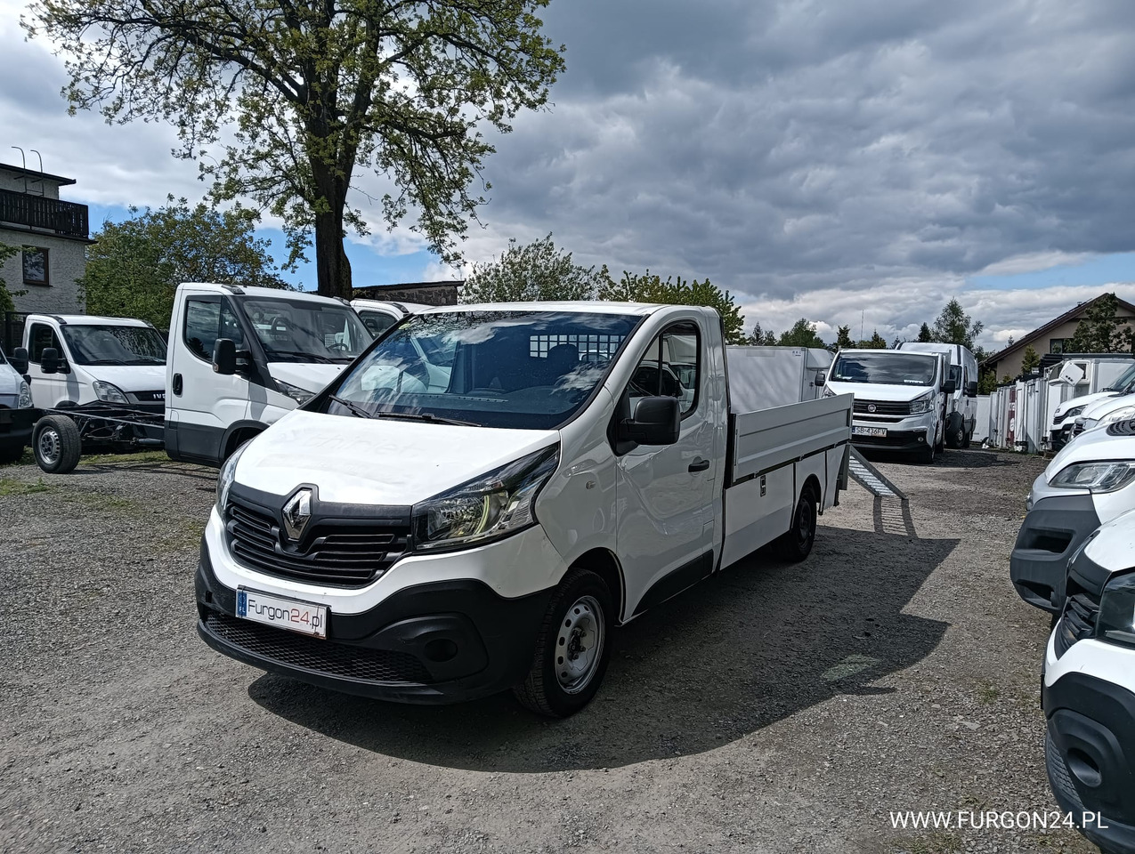 RENAULT TRAFIC SKRZYNIA PAKA Z NAJAZDAMI I PÓŁKAMI NR 689 - Dostavno vozilo s kesonom: slika 1 RENAULT TRAFIC SKRZYNIA PAKA Z NAJAZDAMI I PÓŁKAMI NR 689 - Dostavno vozilo s kesonom: slika 1