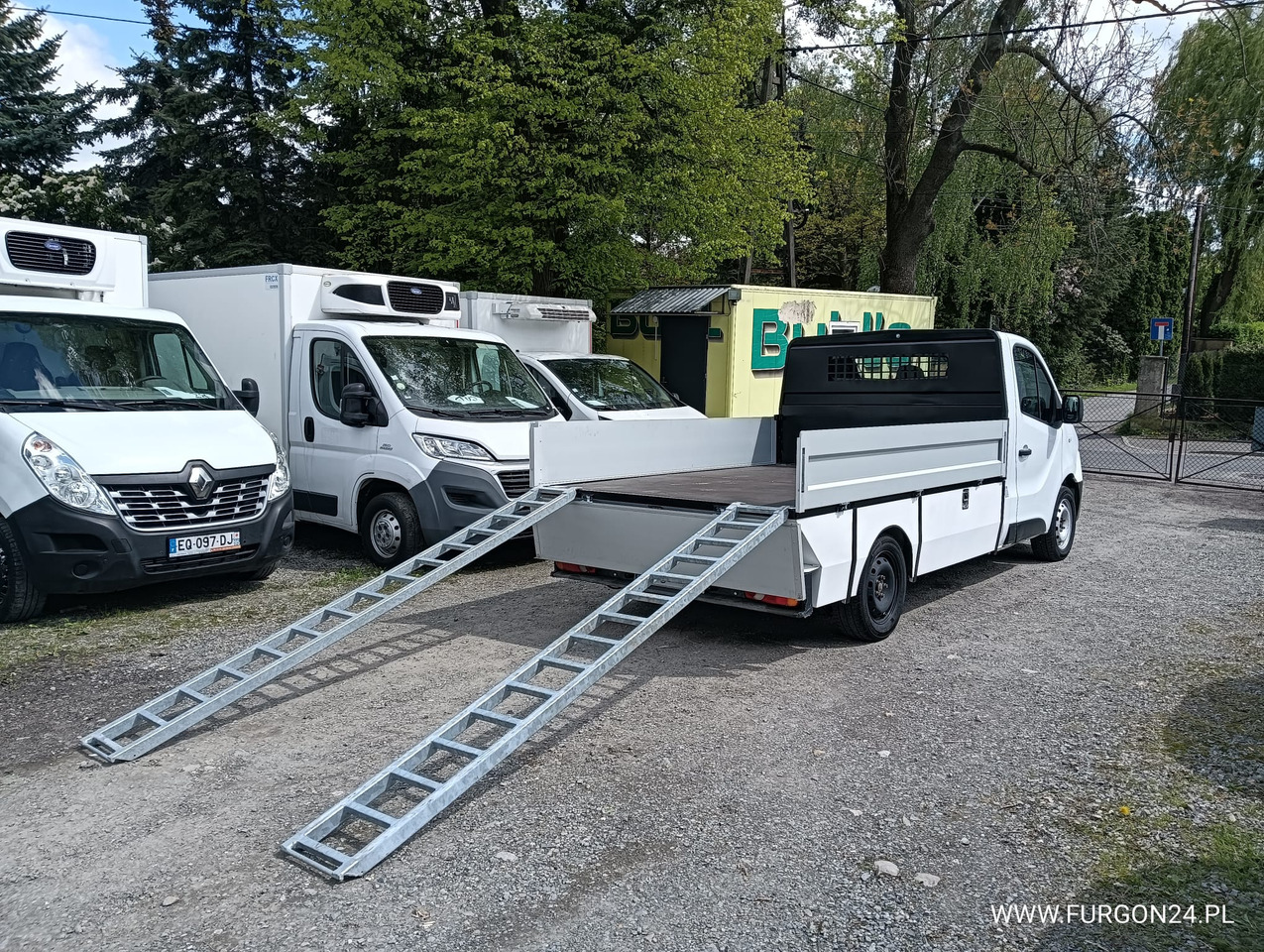 RENAULT TRAFIC SKRZYNIA PAKA Z NAJAZDAMI I PÓŁKAMI NR 689 - Dostavno vozilo s kesonom: slika 4 RENAULT TRAFIC SKRZYNIA PAKA Z NAJAZDAMI I PÓŁKAMI NR 689 - Dostavno vozilo s kesonom: slika 4
