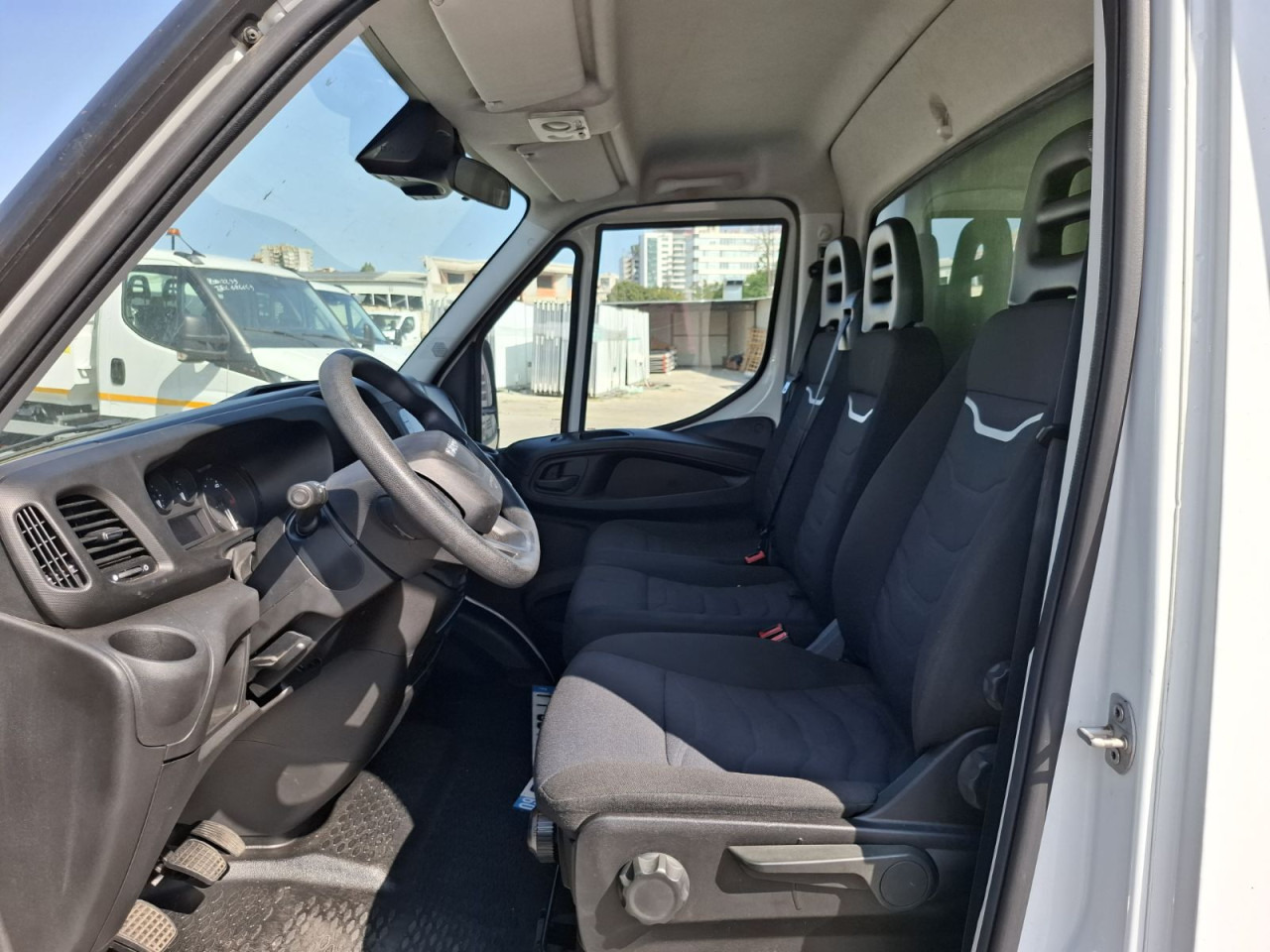IVECO Daily 35C16H3.0 box/lift - Dostavno vozilo z zabojnikom: slika 2 IVECO Daily 35C16H3.0 box/lift - Dostavno vozilo z zabojnikom: slika 2