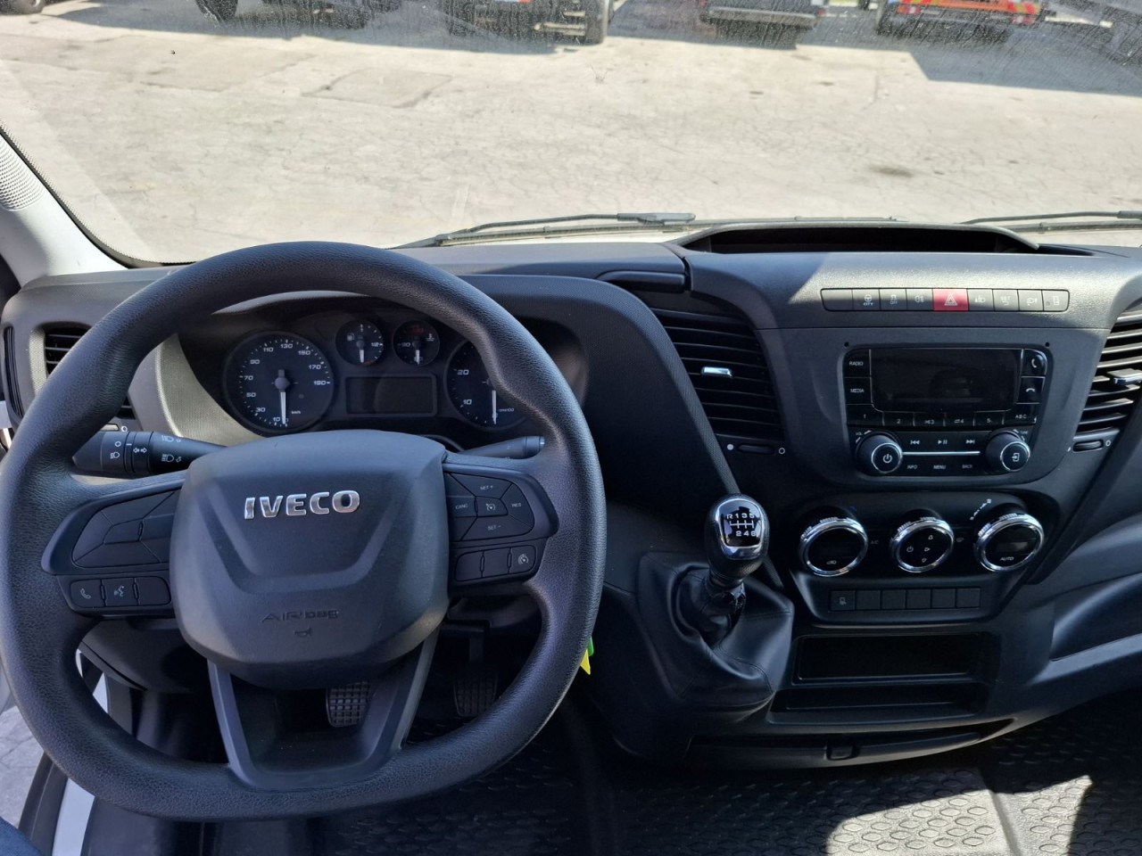 IVECO Daily 35C16H3.0 box/lift - Dostavno vozilo z zabojnikom: slika 3 IVECO Daily 35C16H3.0 box/lift - Dostavno vozilo z zabojnikom: slika 3