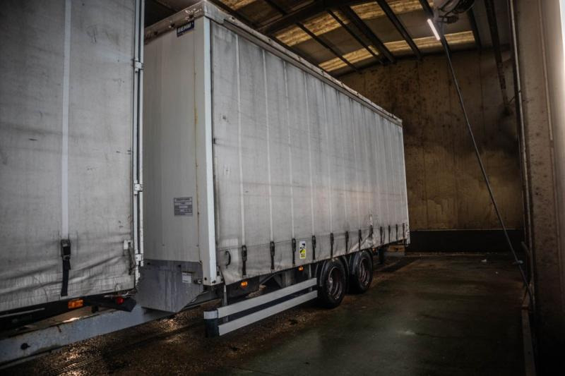 ROBUSTE-KAISER GRAND VOLUME+TOIT DECOUVRABLE - Prikolica s ponjavo: slika 1 ROBUSTE-KAISER GRAND VOLUME+TOIT DECOUVRABLE - Prikolica s ponjavo: slika 1