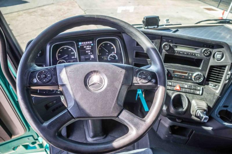Interior photo 2: Vlačilec Mercedes ACTROS 1845 LS