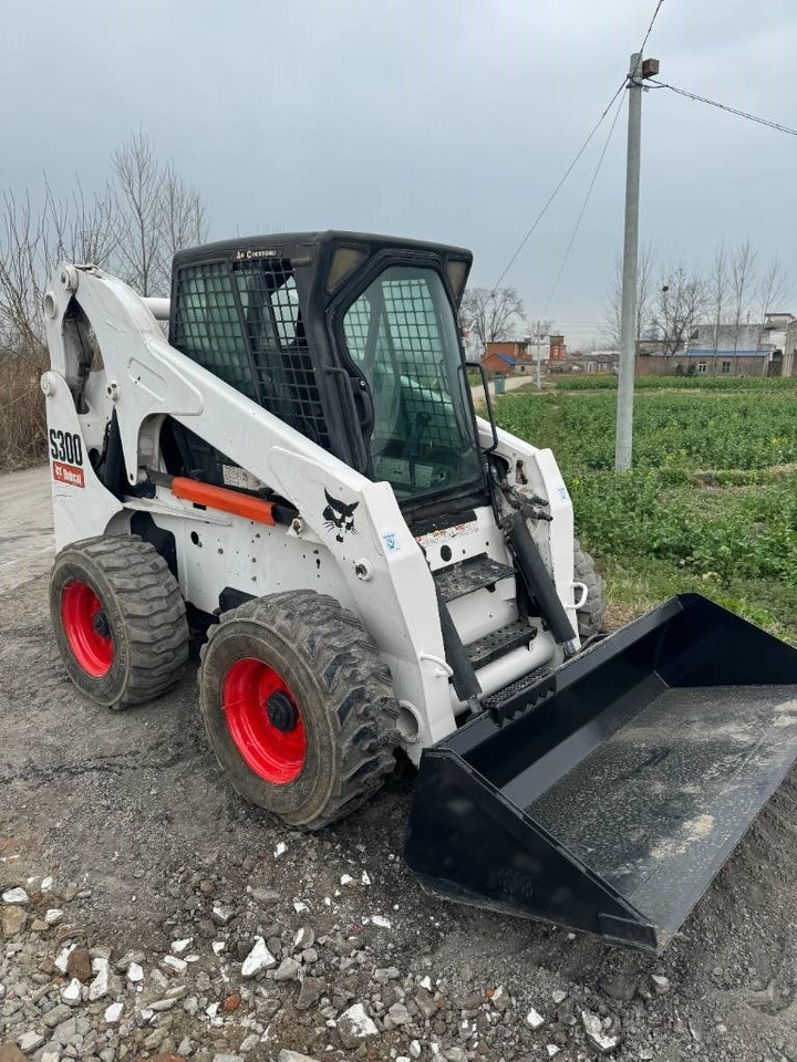 Bobcat S 300 - Mini nakladalec: slika 2 Bobcat S 300 - Mini nakladalec: slika 2