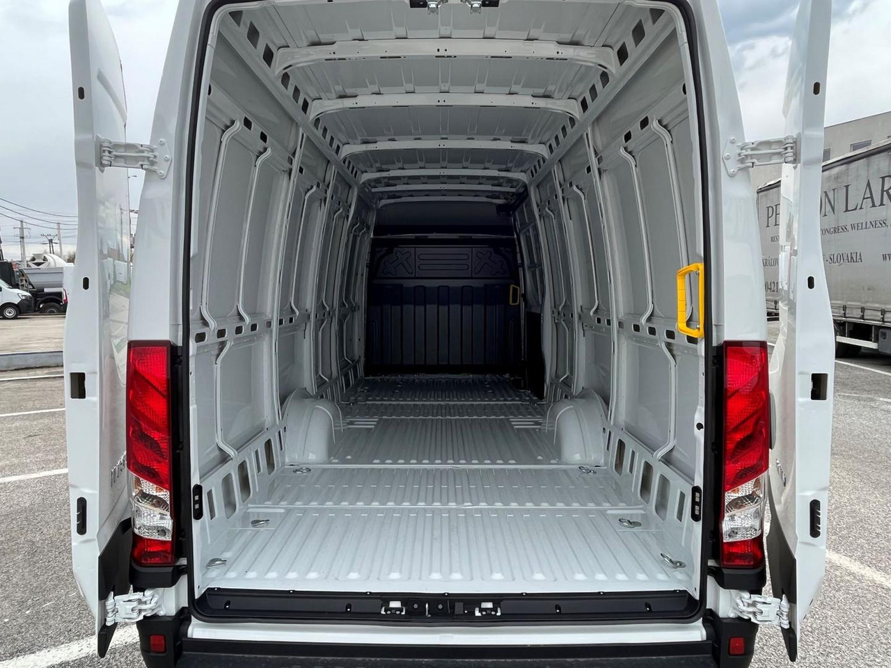 Iveco DAILY VAN, 2,3D 156k, 35S16 V - Furgon: slika 5 Iveco DAILY VAN, 2,3D 156k, 35S16 V - Furgon: slika 5