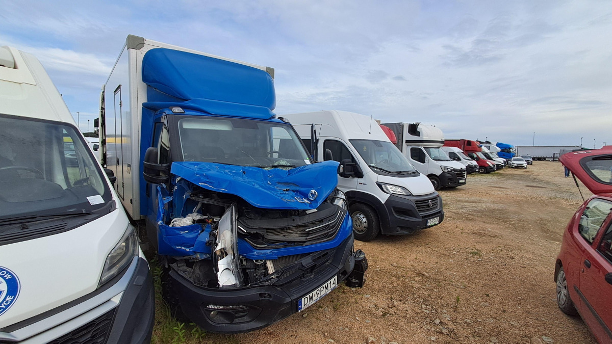 IVECO DAILY KONTENER Z WINDĄ - Tovornjak zabojnik: slika 1 IVECO DAILY KONTENER Z WINDĄ - Tovornjak zabojnik: slika 1