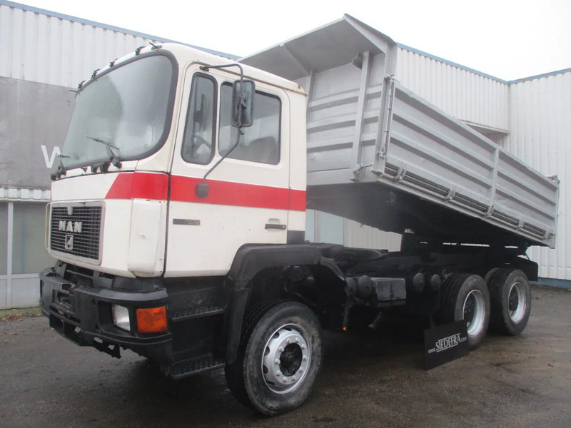 MAN 26 322 ZF Manual , 6x4 , 3 way tipper , Spring suspension - Tovornjak prekucnik: slika 1 MAN 26 322 ZF Manual , 6x4 , 3 way tipper , Spring suspension - Tovornjak prekucnik: slika 1