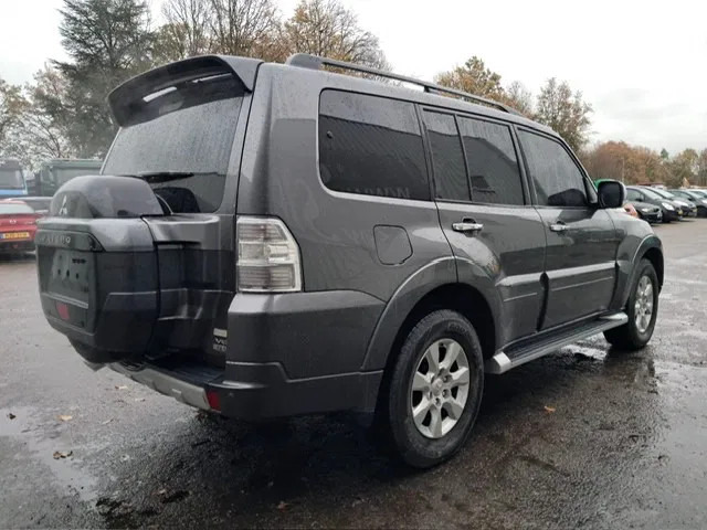 Mitsubishi Pajero GLS 3.5 - V6 , 4x4 , 7 Pers., Full Option - Avtomobil: slika 3 Mitsubishi Pajero GLS 3.5 - V6 , 4x4 , 7 Pers., Full Option - Avtomobil: slika 3