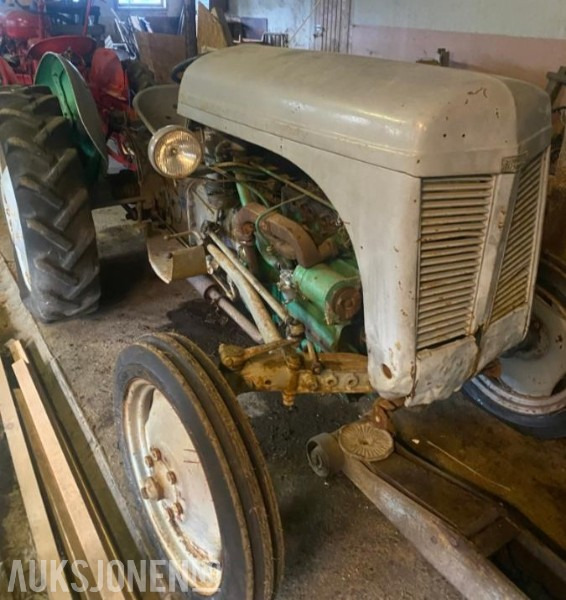 1900 Massey Ferguson Gråtass rep objekt - Traktor: slika 1 1900 Massey Ferguson Gråtass rep objekt - Traktor: slika 1