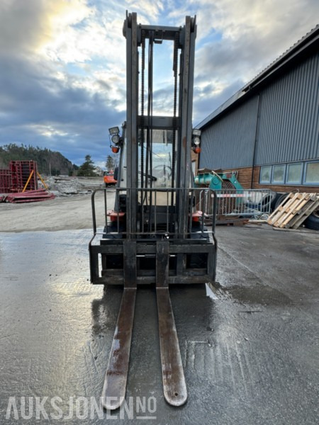 1998 Nissan 35 - Modell WF03A33U - Diesel - Motvektstruck - Dvižna ploščad: slika 2 1998 Nissan 35 - Modell WF03A33U - Diesel - Motvektstruck - Dvižna ploščad: slika 2