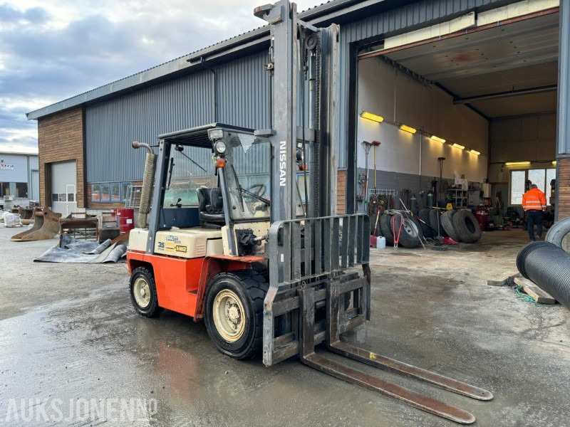 1998 Nissan 35 - Modell WF03A33U - Diesel - Motvektstruck - Dvižna ploščad: slika 1 1998 Nissan 35 - Modell WF03A33U - Diesel - Motvektstruck - Dvižna ploščad: slika 1