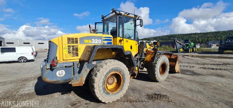 2004 Komatsu WA320, kun 9.000 arbeidstimer! Pallegafler + Skuffe inkludert, 3dje funksjon, SERTIFISERT! - Kolesni nakladalec: slika 5 2004 Komatsu WA320, kun 9.000 arbeidstimer! Pallegafler + Skuffe inkludert, 3dje funksjon, SERTIFISERT! - Kolesni nakladalec: slika 5