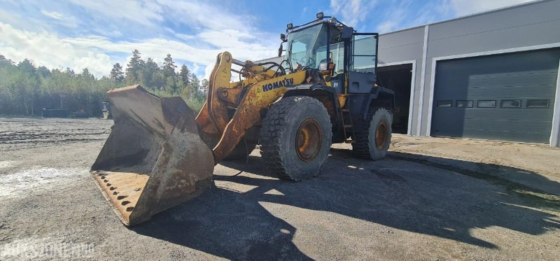 2004 Komatsu WA320, kun 9.000 arbeidstimer! Pallegafler + Skuffe inkludert, 3dje funksjon, SERTIFISERT! - Kolesni nakladalec: slika 1 2004 Komatsu WA320, kun 9.000 arbeidstimer! Pallegafler + Skuffe inkludert, 3dje funksjon, SERTIFISERT! - Kolesni nakladalec: slika 1