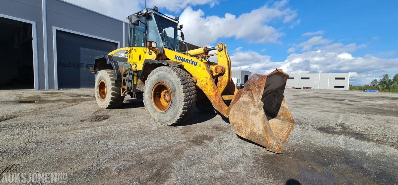 2004 Komatsu WA320, kun 9.000 arbeidstimer! Pallegafler + Skuffe inkludert, 3dje funksjon, SERTIFISERT! - Kolesni nakladalec: slika 4 2004 Komatsu WA320, kun 9.000 arbeidstimer! Pallegafler + Skuffe inkludert, 3dje funksjon, SERTIFISERT! - Kolesni nakladalec: slika 4