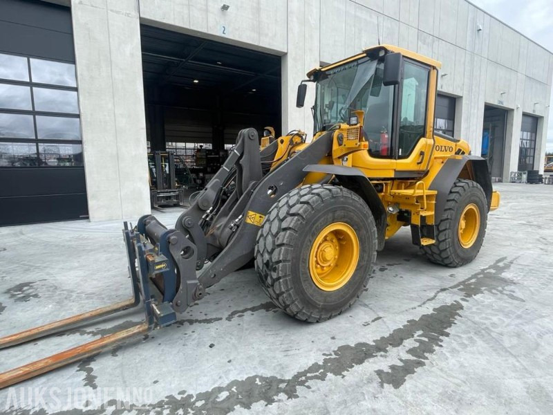 2011 VOLVO L60F HJULLASTER - SPAKSTYRING - NYE DEKK - BBS - 3-4 FUNKSJON - PALLEGAFLER - SKUFFE - KAMERA - MYE PÅKOSTET! - Kolesni nakladalec: slika 1 2011 VOLVO L60F HJULLASTER - SPAKSTYRING - NYE DEKK - BBS - 3-4 FUNKSJON - PALLEGAFLER - SKUFFE - KAMERA - MYE PÅKOSTET! - Kolesni nakladalec: slika 1