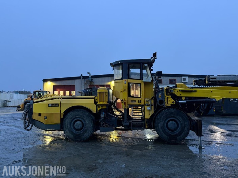 2012 Atlas Copco Boomer E2C Borerigg, To-bom oppsett med integrert kurv - Vrtalna naprava: slika 4 2012 Atlas Copco Boomer E2C Borerigg, To-bom oppsett med integrert kurv - Vrtalna naprava: slika 4