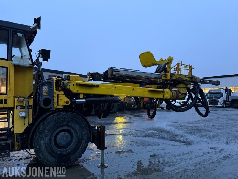 2012 Atlas Copco Boomer E2C Borerigg, To-bom oppsett med integrert kurv - Vrtalna naprava: slika 5 2012 Atlas Copco Boomer E2C Borerigg, To-bom oppsett med integrert kurv - Vrtalna naprava: slika 5