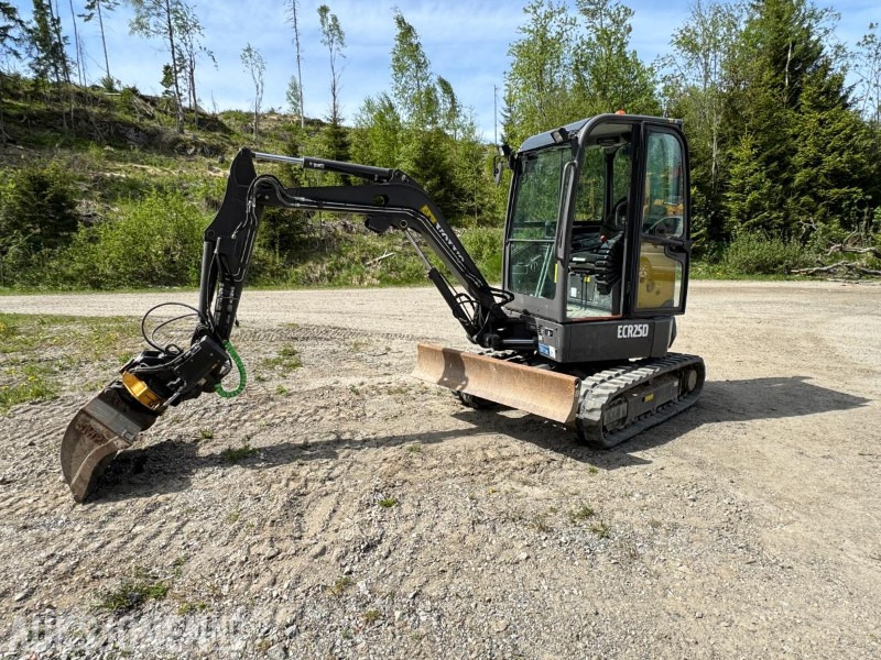 Mini bager 2017 Volvo ECR25D m/Engcon tiltrotator, SE-klype, 3 skuffer, vibroplate, 891 timer, Minigraver: slika 1