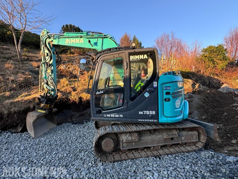 2021 Kobelco SK75SR-7 - 8 tonns Gravemaskin - Sentralsmøring - Engcon tiltrotator - Hammer - Pusskuffe - Gallerskufffe - Graveskuffe - Smalskuffe og Klype - Gått 2732 timer - Bager: slika 2 2021 Kobelco SK75SR-7 - 8 tonns Gravemaskin - Sentralsmøring - Engcon tiltrotator - Hammer - Pusskuffe - Gallerskufffe - Graveskuffe - Smalskuffe og Klype - Gått 2732 timer - Bager: slika 2