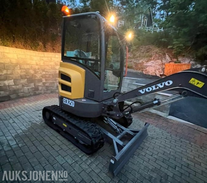 2023 Volvo ECR25D minigraver 9,5 time med NYTT utstyr pigghammer 3 skuffer og smørepistol - Mini bager: slika 4 2023 Volvo ECR25D minigraver 9,5 time med NYTT utstyr pigghammer 3 skuffer og smørepistol - Mini bager: slika 4