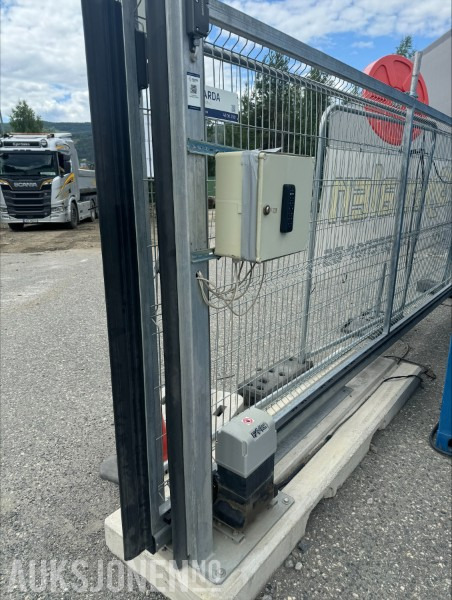 Bom for byggeplass med kortleser og appstyring - Gradbena oprema: slika 1 Bom for byggeplass med kortleser og appstyring - Gradbena oprema: slika 1