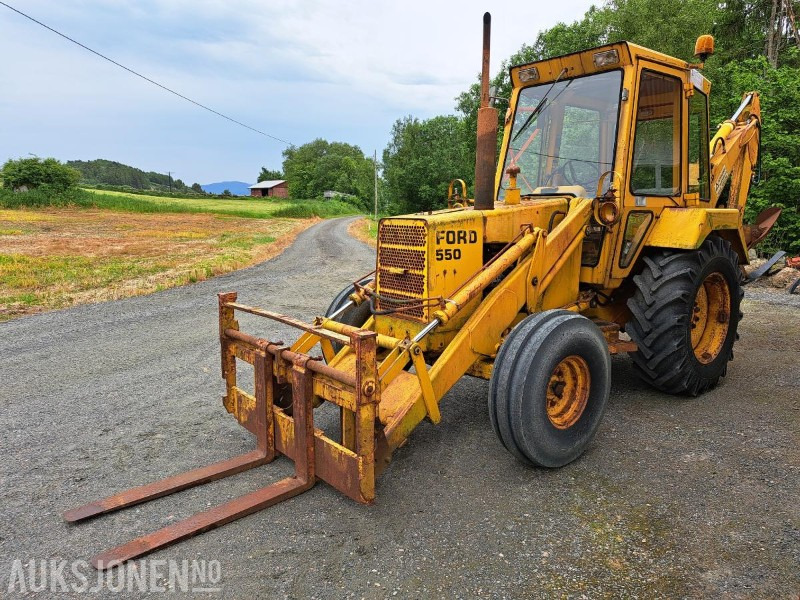 Ford 550 traktorgraver FRONTLASTER SKUFFE PALLEGAFFEL MVA FRI - Traktor: slika 1 Ford 550 traktorgraver FRONTLASTER SKUFFE PALLEGAFFEL MVA FRI - Traktor: slika 1