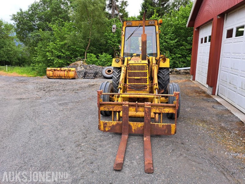 Ford 550 traktorgraver FRONTLASTER SKUFFE PALLEGAFFEL MVA FRI - Traktor: slika 2 Ford 550 traktorgraver FRONTLASTER SKUFFE PALLEGAFFEL MVA FRI - Traktor: slika 2