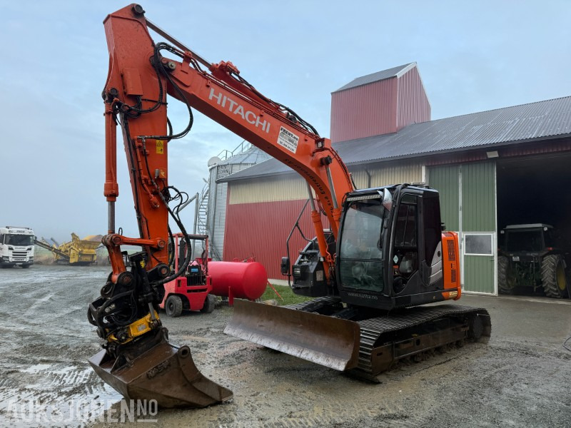 Hitachi ZX135 US-6 EC219, 2 skuffer, sentralsmøring - Bager: slika 1 Hitachi ZX135 US-6 EC219, 2 skuffer, sentralsmøring - Bager: slika 1