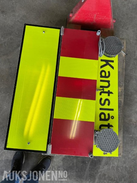 Kantslått skilt med lys - Gradbena oprema: slika 3 Kantslått skilt med lys - Gradbena oprema: slika 3